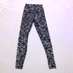NWOT Lululemon Athletica size 4 leggings, black and white pattern.